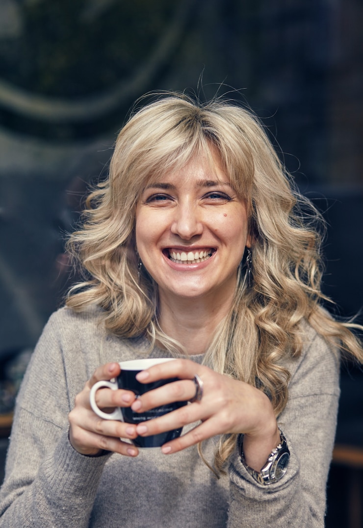 Fotografie portrait of a happy woman drinking coffee in restaurant
