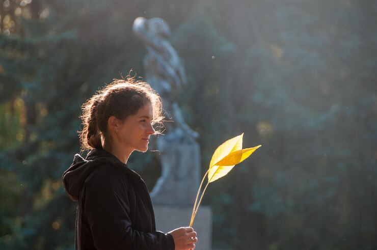 Fotografie portrait of woman holding outdoors