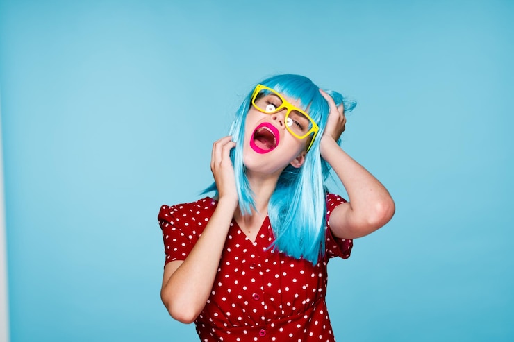 Fotografie portrait of young woman standing against blue background