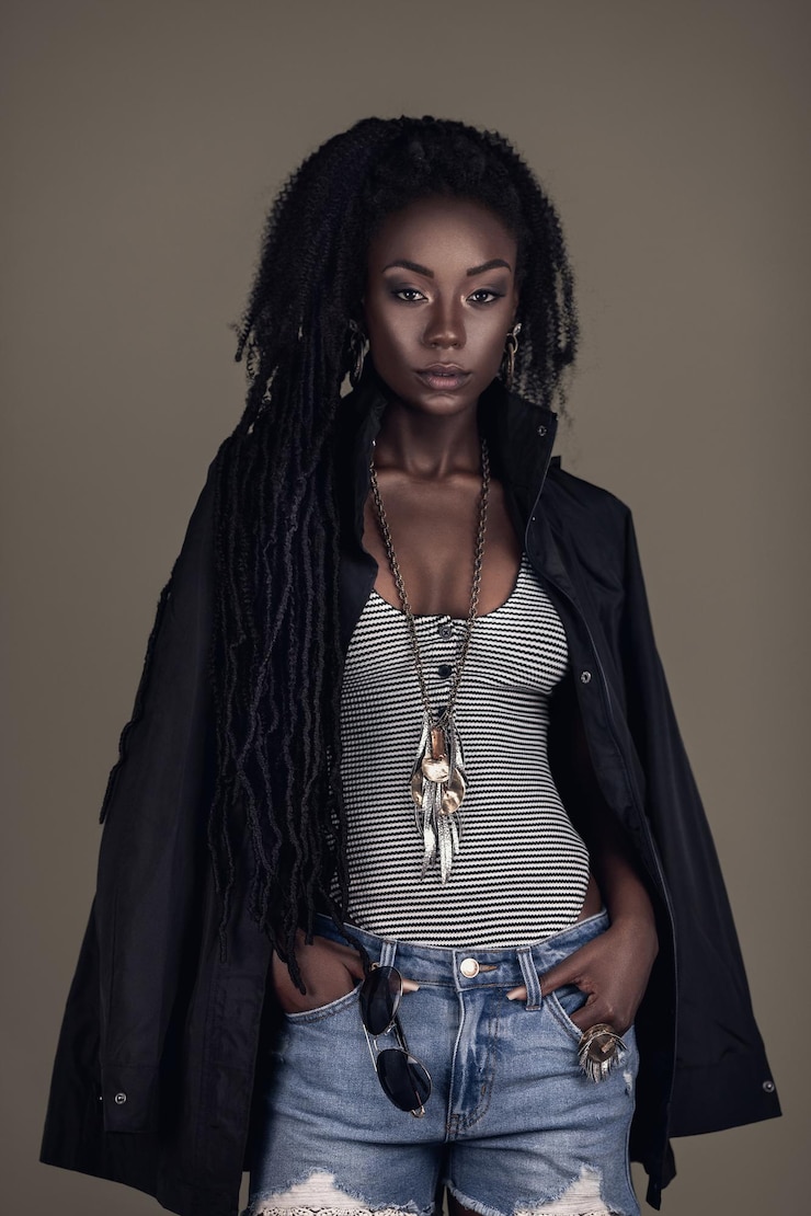 Fotografie portrait of young woman standing against colored background