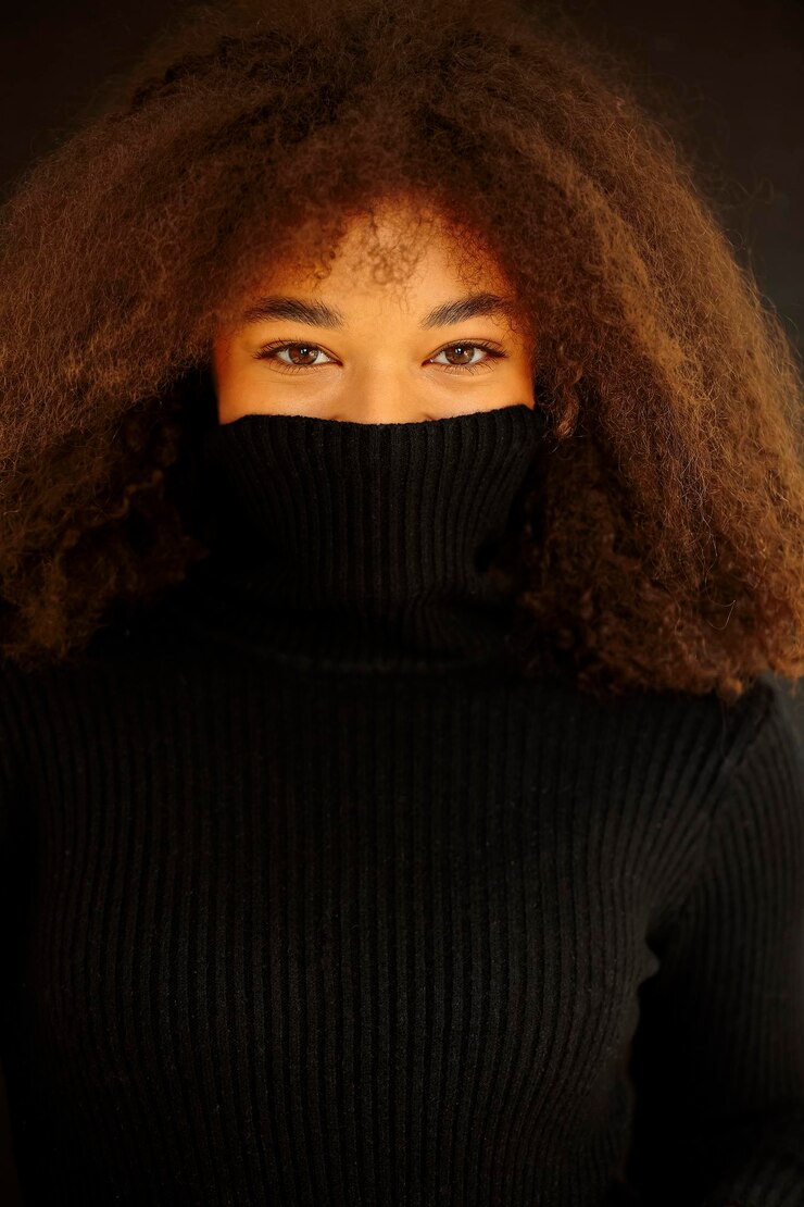 Fotografie portrait of young woman standing against wall