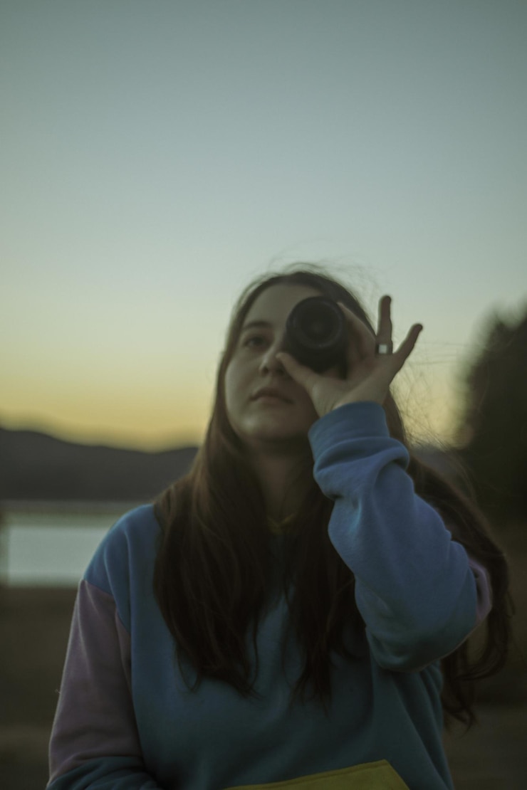 Fotografie portrait of young woman wearing sunglasses against sky during sunset