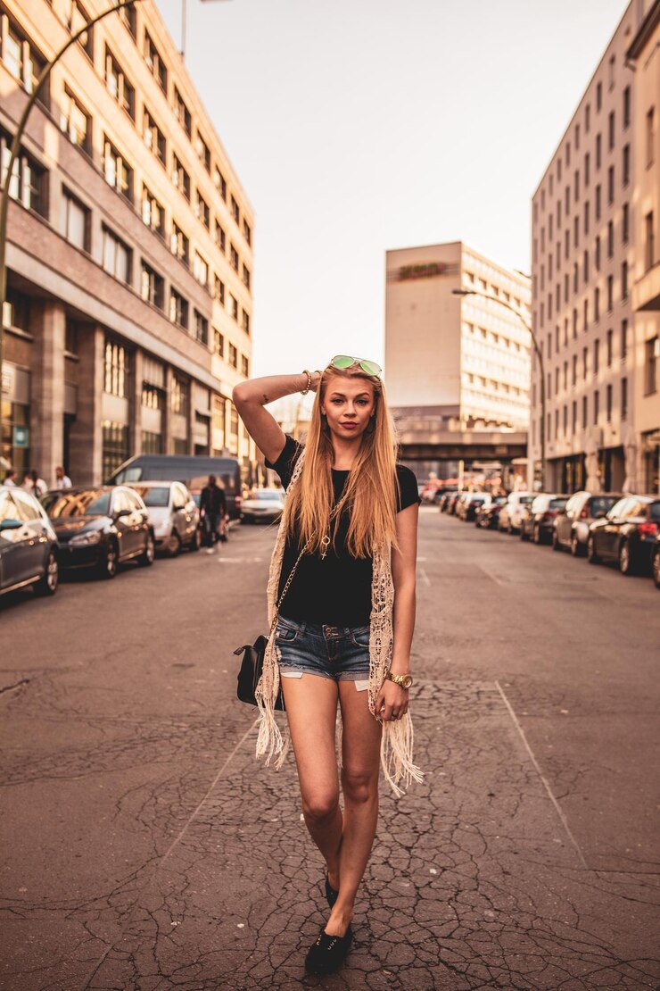 Fotografie portrét mladé ženy stojící na silnici ve městě