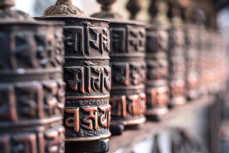 Fotografie prayer wheel in buddhist temple kathmandu nepal
