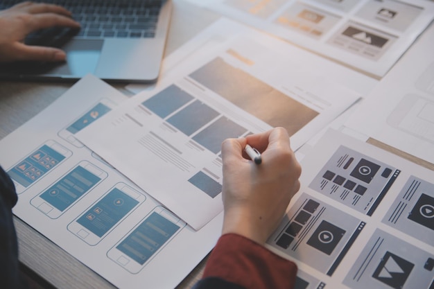 Proces UX UI návrhu pro moderní mobilní aplikace a webové stránky: Kreativní prototyp wireframe pro profesionální vývojáře aplikací