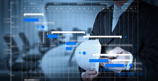 Projektový manažer pracuje a aktualizuje úkoly s milníky, plánováním postupu a Ganttovým diagramem