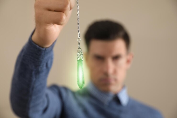 Fotografie psychotherapist with pendulum on beige background hypnotherapy session