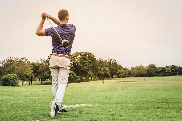 Fotografie rear view full length of young man playing golf