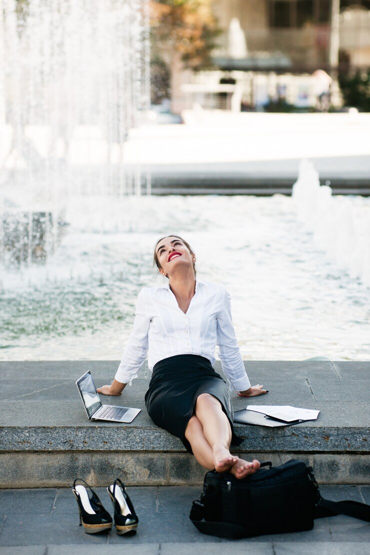 Fotografie relaxed content urban business woman lifestyle working outdoor