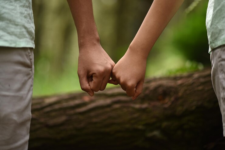 Fotografie romantic balinese couple holding hands together promise togetherness valentine theme premium photo