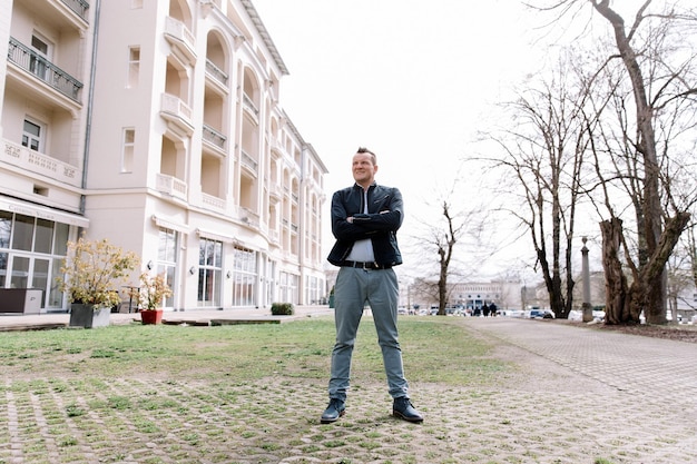 Sebevědomá podnikatelka ve městě, obchodní vize, komunikace