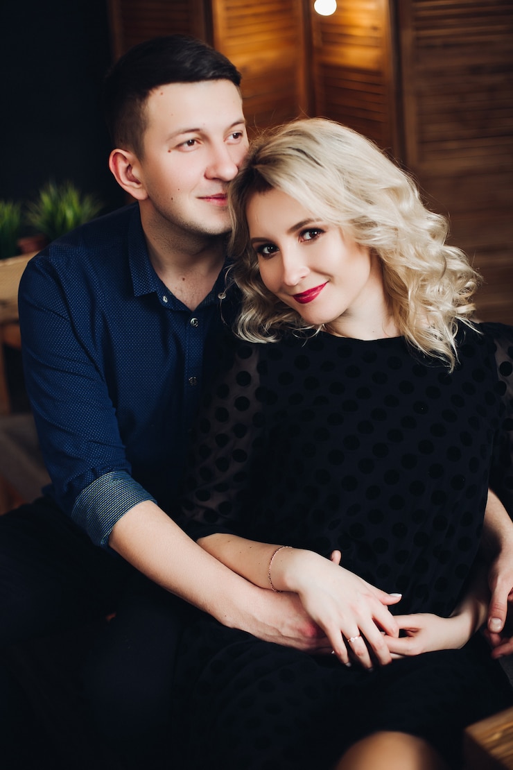 Fotografie sensual and happy couple embracing and smiling.