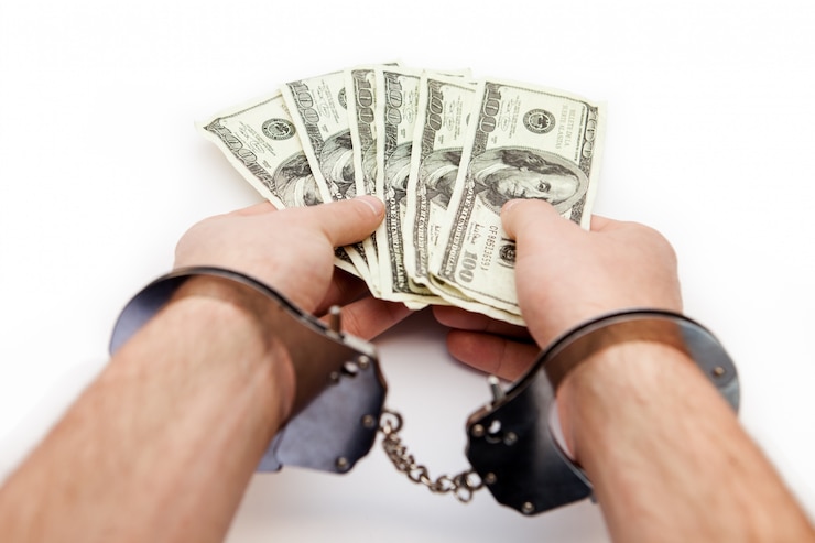 Fotografie shackled hands holding dollars