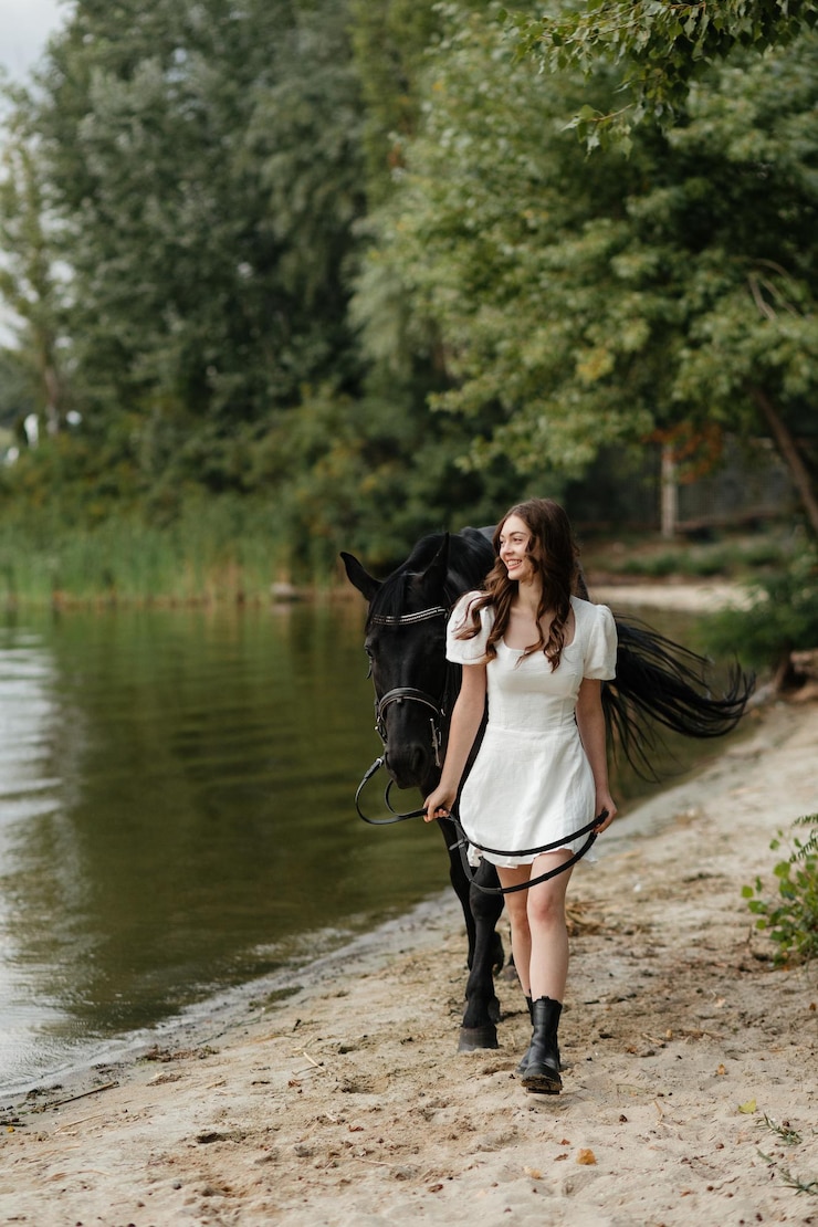 Fotografie side view of young woman walking on field