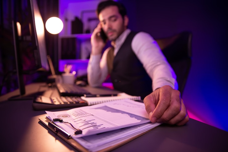 Fotografie smart businessman calling partner smartphone discussing target market surmise