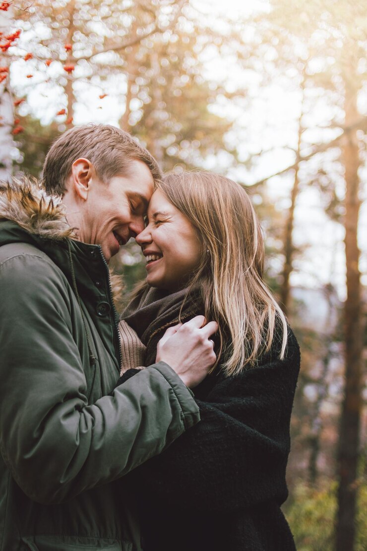 Fotografie smiling couple embracing outdoors