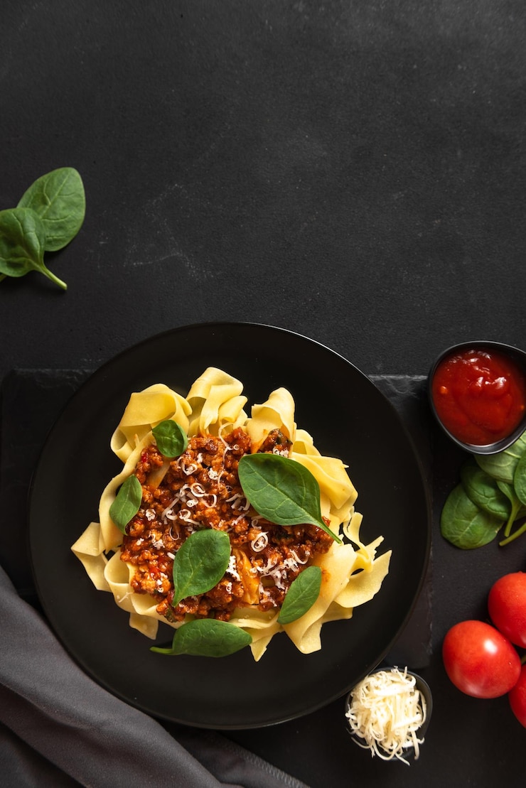 Fotografie špagety na šedém pozadí, klasické italské jídlo