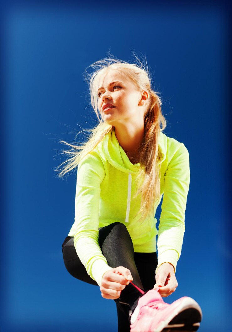 Fotografie sport and lifestyle concept - woman doing sports outdoors