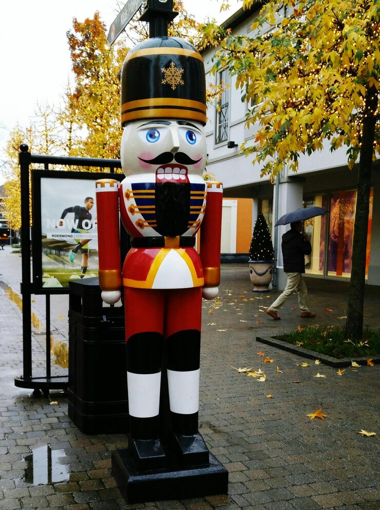 Fotografie statue of nutcracker on footpath