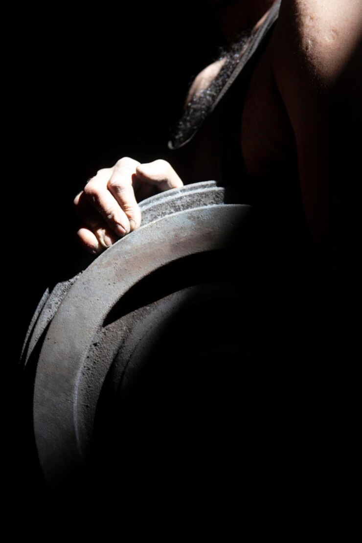 Fotografie steel pulley in metal worker hands