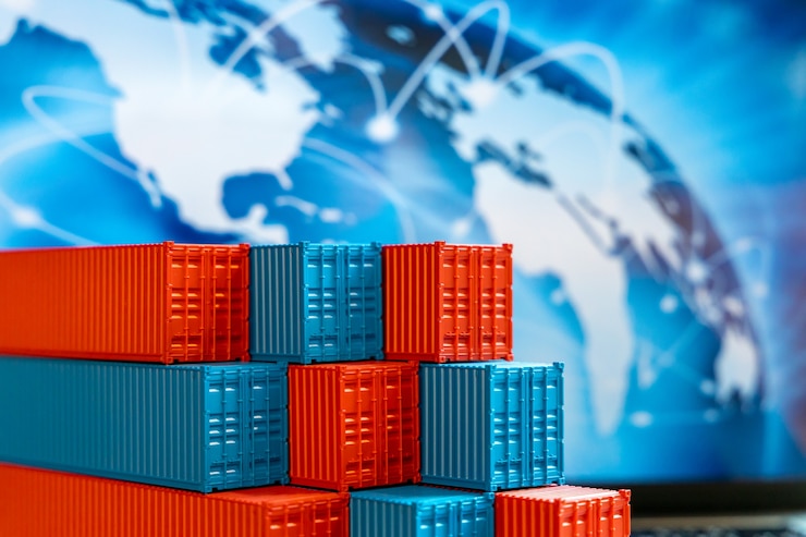 Fotografie stoh modrých a červených kontejnerů, nákladní loď pro import export logistika, sada nákladních kontejnerů, lodní doprava a logistika globální obchodní kontejnerová nákladní loď.
