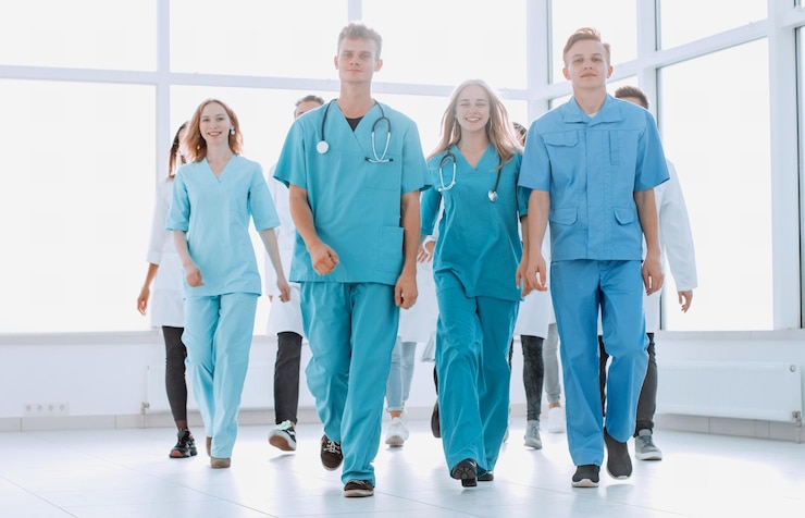 Fotografie successful group of young doctors showing thumbs up