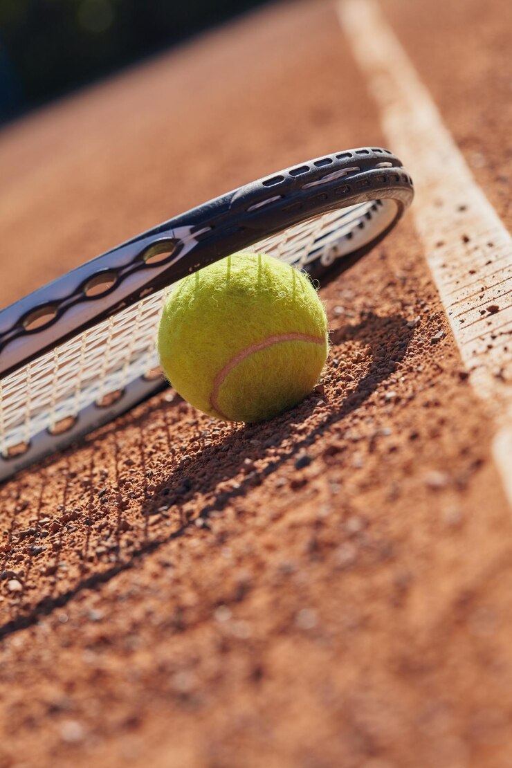 Fotografie tennis balls and racket on the claycourt