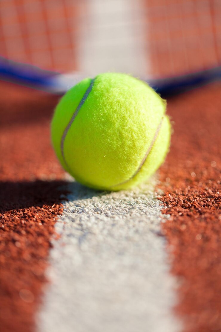 Fotografie tennis racket and ball on a tennis court