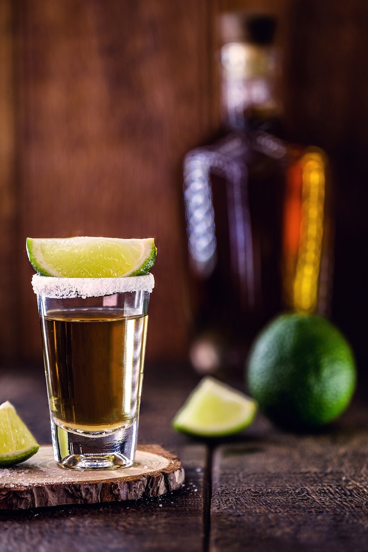 Fotografie tequila ohnivý nápoj se silným obsahem alkoholu obrázek baru a restaurace pro menu mezinárodní den tequily