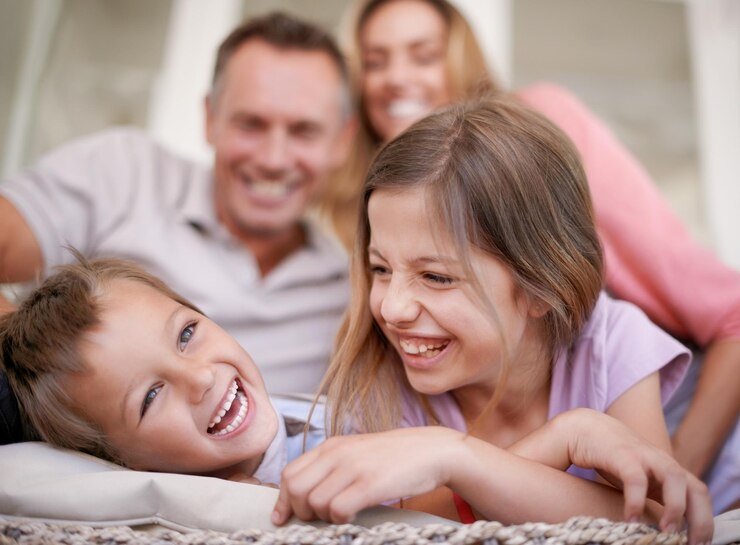 Fotografie the family that laughs together. shot of a happy young family playing together.
