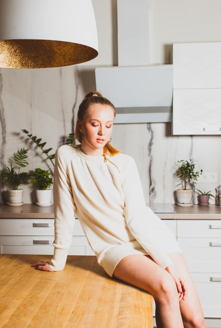 Fotografie thoughtful woman sitting on wooden kitchen table