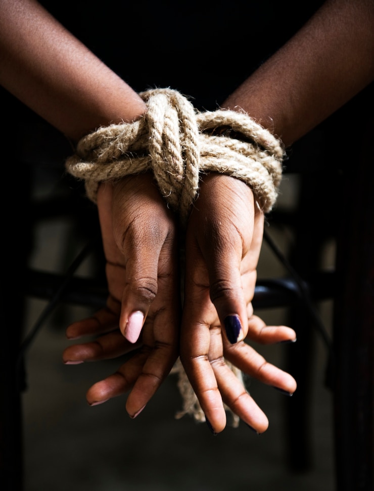 Fotografie tied hands of captive woman 