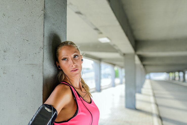 Fotografie tired and exhausted woman resting after intense training session