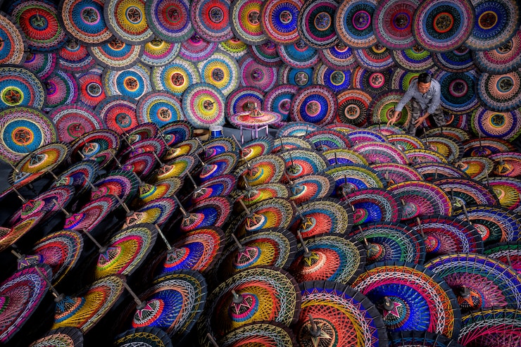 Fotografie traditional burmese umbrellas. colorful umbrellas at traditional street market in bagan, myanmar (burma).colored burmese umbrellas.beautiful multi-colored umbrellas from burma.