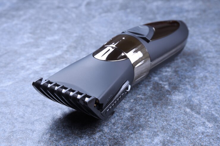 Fotografie trimmer in pack with nozzles. buying a new wireless trimmer.