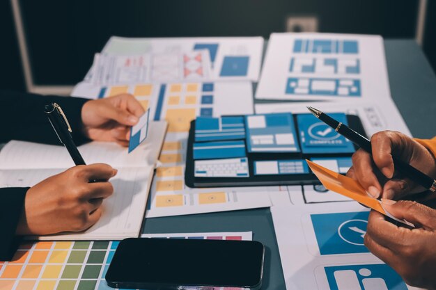 Tým Designerů navrhuje systém UX/UI, aby systém UX/UI dobře fungoval na nových telefonech a podporoval aktualizace systému Koncept vývoje webových stránek UI UX front end Designer