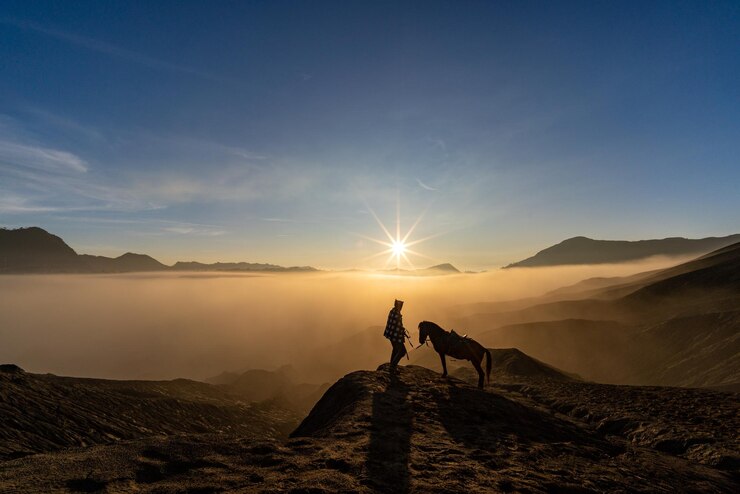 Fotografie užívání si východu slunce na vrcholu hory bromo tengger - východní jáva