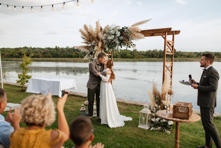 Fotografie wedding ceremony of the newlyweds in a country cottage on a green hill