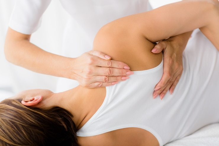 Fotografie woman receiving massage treatment