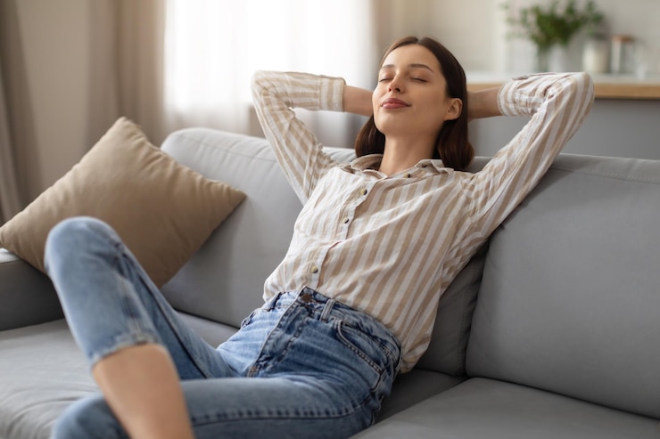 Fotografie woman relaxing on couch serene and content