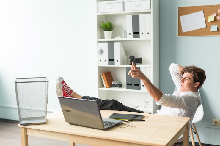 Fotografie woman sitting on table at home