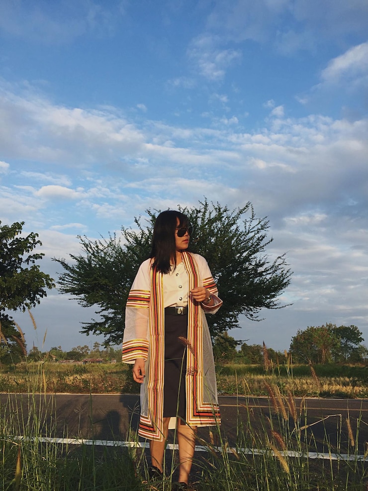Fotografie woman standing on field against sky