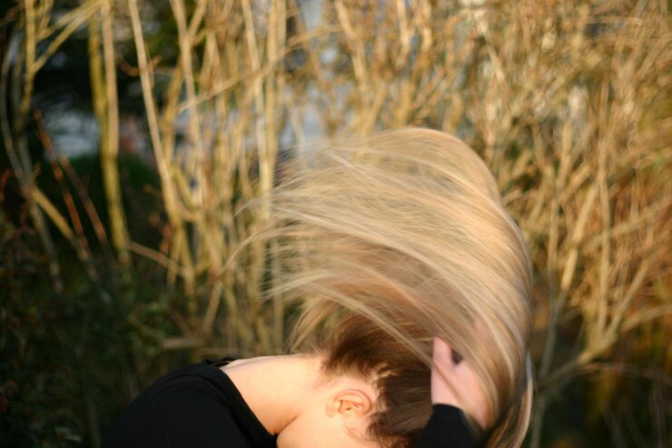 Fotografie woman tossing hair outdoors