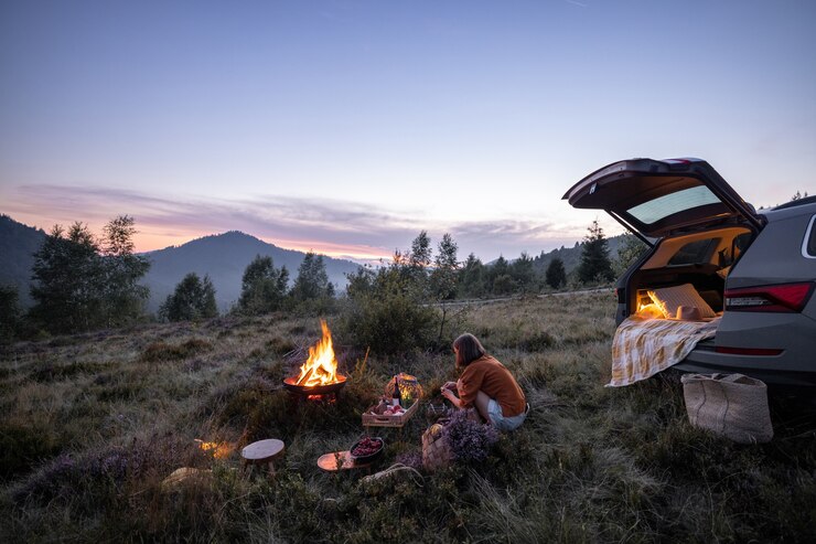 Fotografie woman traveling by car and having a picnic in the mountains