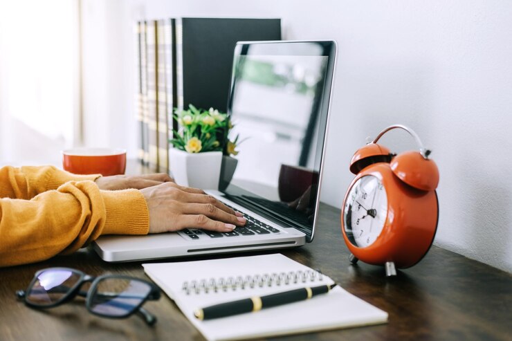 Fotografie woman using laptop on table at home