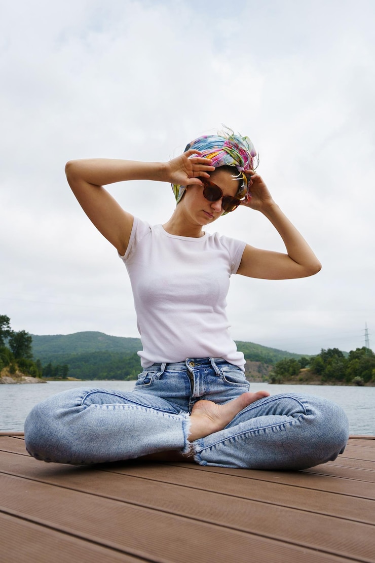 Fotografie woman wearing sunglasses sitting outdoors