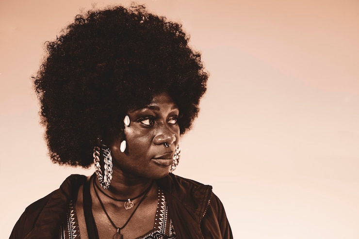 Fotografie woman with big hair and earrings in old fashioned style