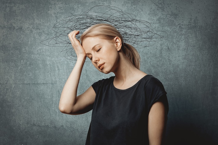 Fotografie woman with headache on grey space