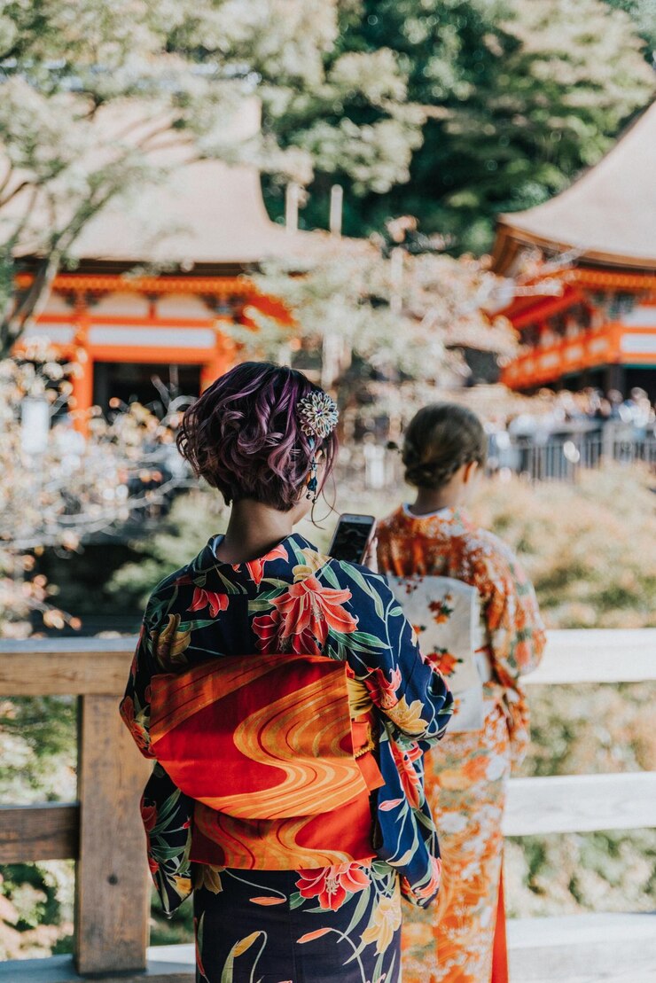Fotografie women wearing kimono in city