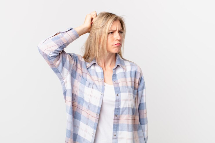 Fotografie young blonde woman feeling puzzled and confused, scratching head